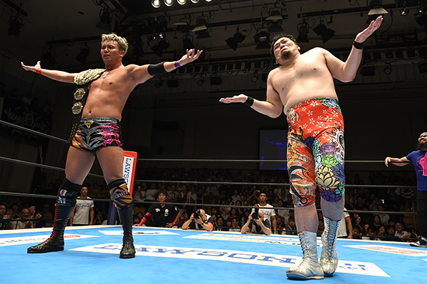 Katsuyori Shibata and Toru Yano pose in the middle of the ring.